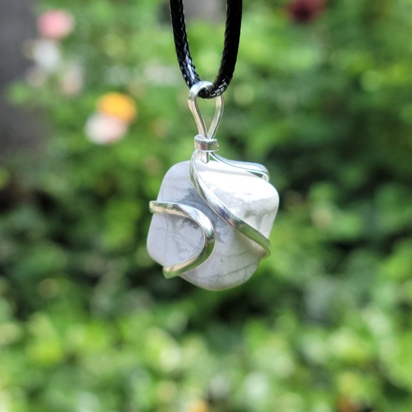 Howlite Tumbled Pendant - Picture 4 of 4